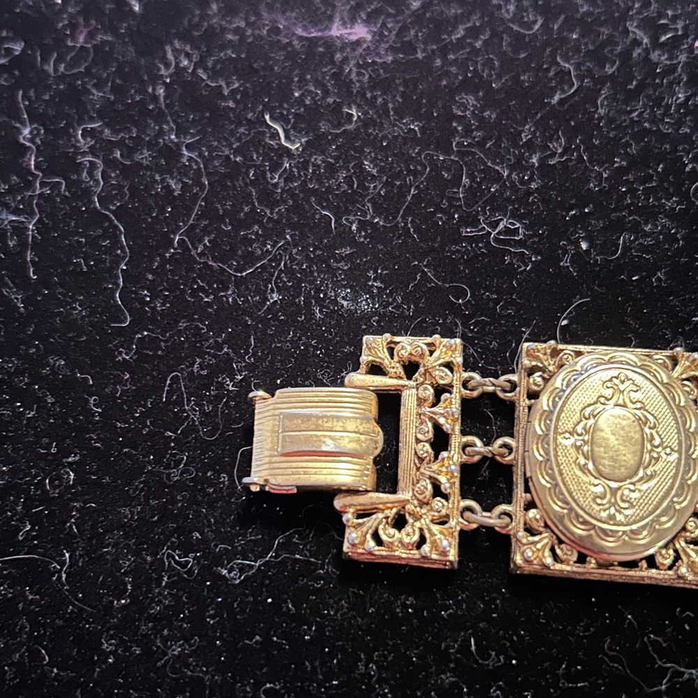 ART CO. locket bracelet gold tone . - Picture 7 of 9